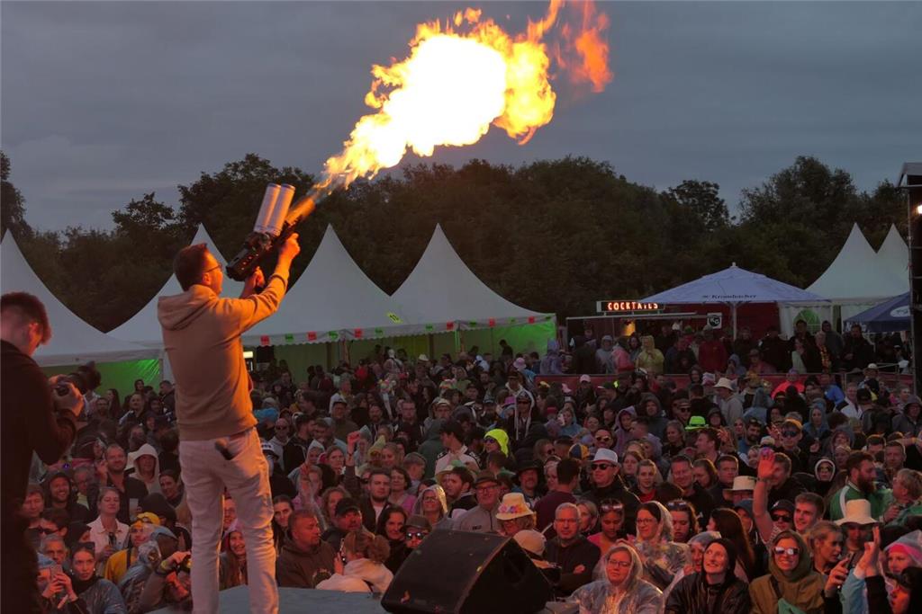 Partygrößen wie Mickie Krause spielten vor 4000 Besuchern beim Elbstrandfestival...