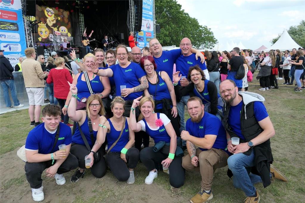 Partygrößen wie Mickie Krause spielten vor 4000 Besuchern beim Elbstrandfestival...