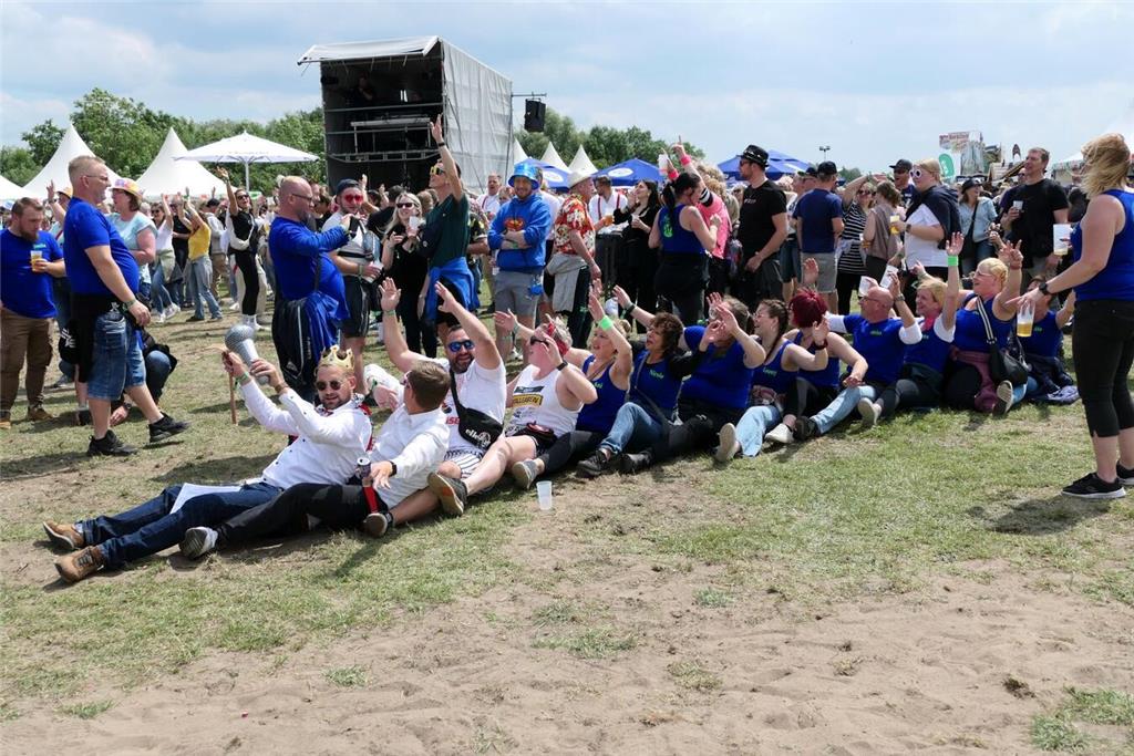 Partygrößen wie Mickie Krause spielten vor 4000 Besuchern beim Elbstrandfestival...