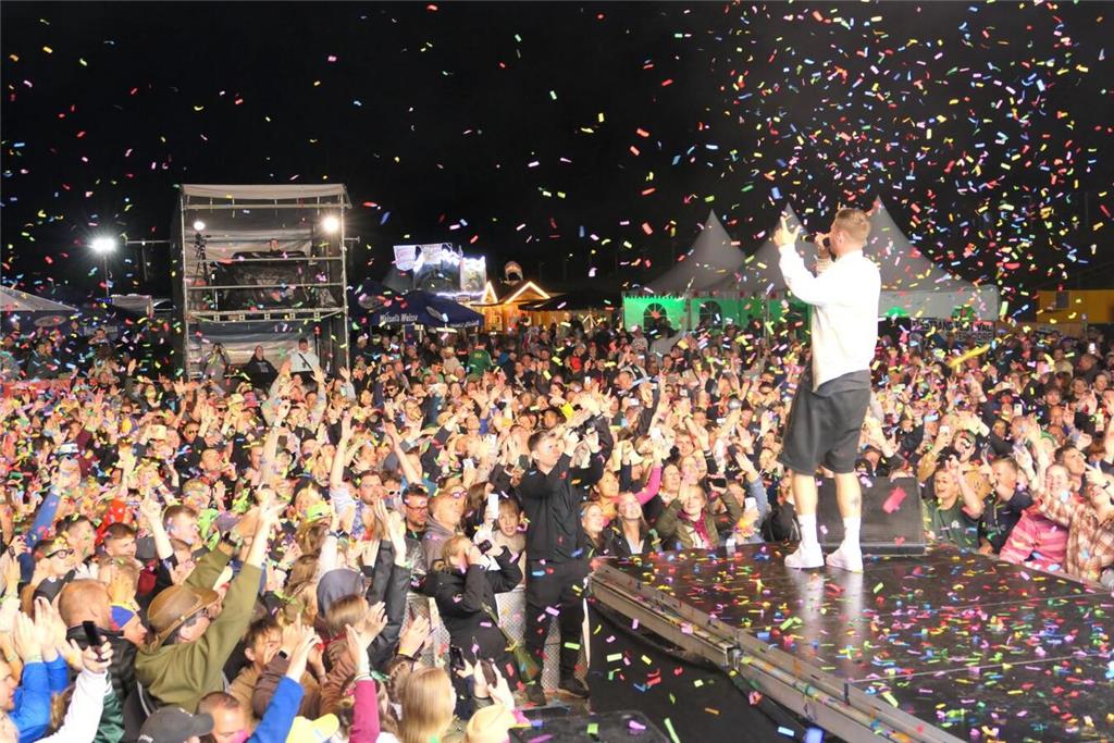 Partygrößen wie Mickie Krause spielten vor 4000 Besuchern beim Elbstrandfestival...