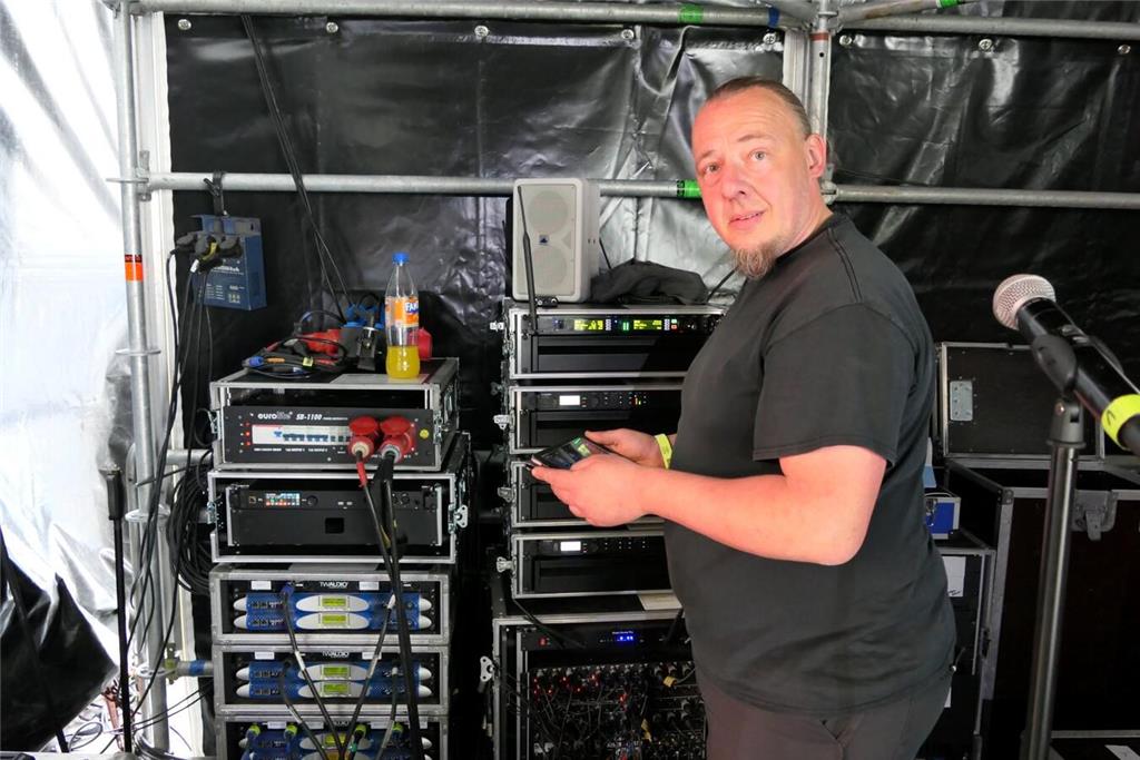 Partygrößen wie Mickie Krause spielten vor 4000 Besuchern beim Elbstrandfestival...