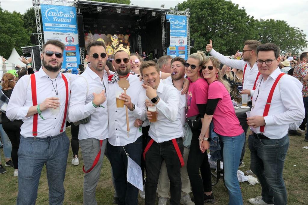 Partygrößen wie Mickie Krause spielten vor 4000 Besuchern beim Elbstrandfestival...