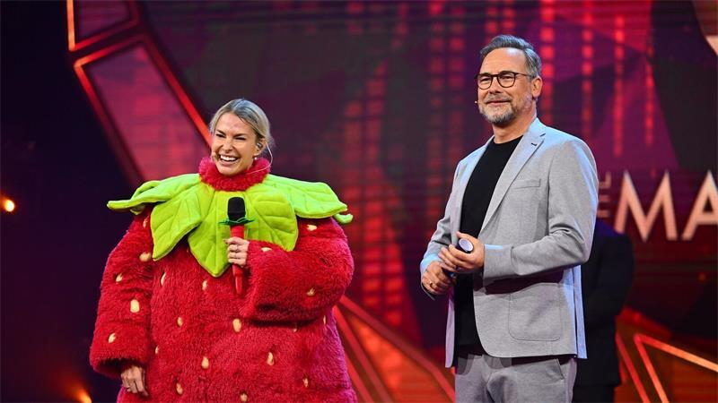 Popstar Ronan Keating bei „Masked Singer“ enttarnt Partysängerin Isi Glück schälte sich aus einem Kostüm, das eine Mischung aus Bär und Erdbeere war.