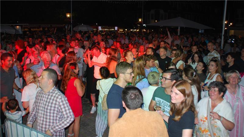 Partystimmung zu später Stunde auf dem Petri-Platz.