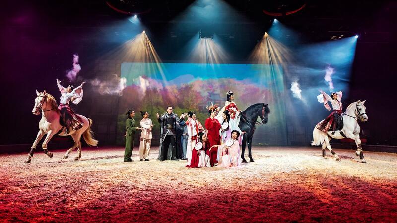„Cavalluna“ zeigt „Land der Tausend Träume“ in Hamburg Pas des Deux der Equipe Barrionuevo bei der Pferdeshow „Cavalluna“.