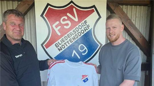 Pascal von Loh (rechts) möchte noch einmal Spaß am Fußballspielen haben.