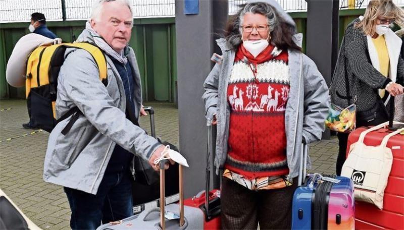 Passagiere Armin und Sabina Borowski: Sie bleiben einen Tag in Bremerhaven, bevor es nach Hause geht. Foto: Scheer