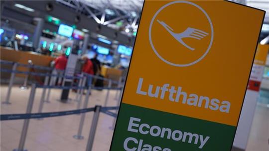 Passagiere am Check-In-Bereich der Lufthansa im Terminal 2 am Flughafen in Hamburg.