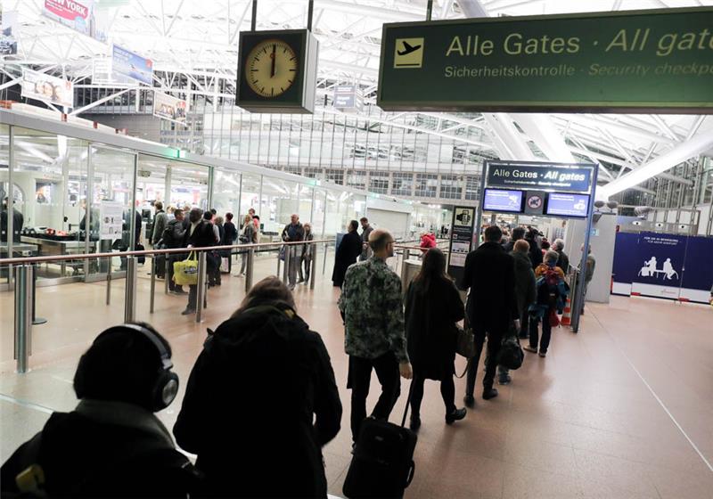 Passagiere am Hamburger Flughafen. Foto: Christian Charisius/dpa