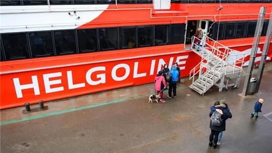 Passagiere besteigen den Helgoland-Katamaran an den Landungsbrücken.