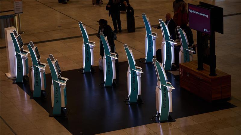 Passagiere checken am BER selber ein, nachdem der Flughafen immer noch mit Folgen eines Cyberangriffs kämpft.