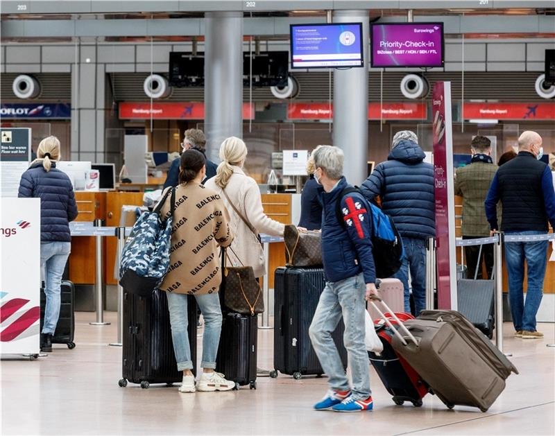 Erster Mallorca-Flug von Hamburg ausgebucht Passagiere checken im Flughafen Hamburg zum Flug Eurowings EW 7588 nach Palma de Mallorca ein.Foto: Scholz/dpa