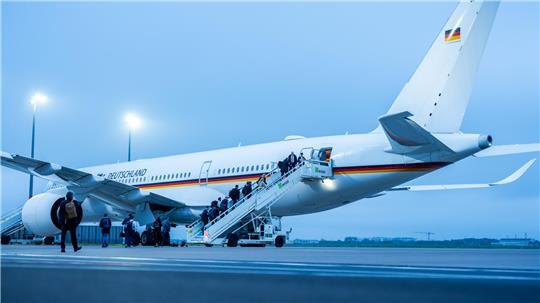 Passagiere gehen zum Airbus A 350 der Flugbereitschaft der Luftwaffe.