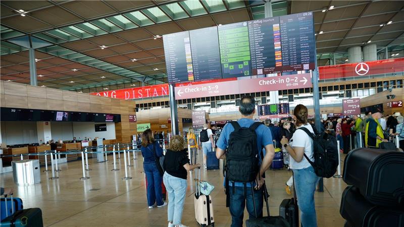 Check-in mit Papier und Stift: Cyberangriff auf Flughäfen Passagiere müssen am Flughafen BER Geduld mitbringen.
