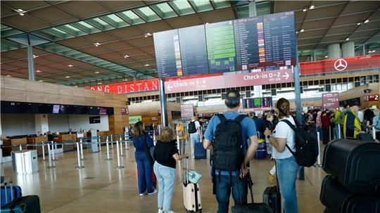 Passagiere müssen am Flughafen BER Geduld mitbringen.