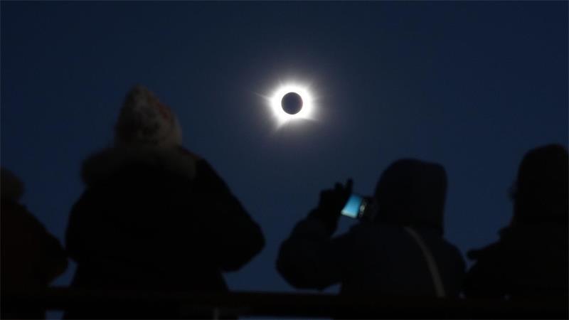 Sonnenfinsternis begeistert in Spanien und Deutschland Passagiere schauen auf die totale Sonnenfinsternis an Bord des Kreuzfahrtschiffs „Ambition“ der Reederei Ambassador vor der Küste Grönlands.