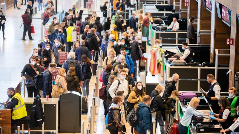 Flughäfen erwarten an Pfingsten 2,5 Millionen Passagiere Passagiere stehen am Flughafen Berlin Brandenburg „Willy Brandt“ (BER) vor der Sicherheitskontrolle Schlange.