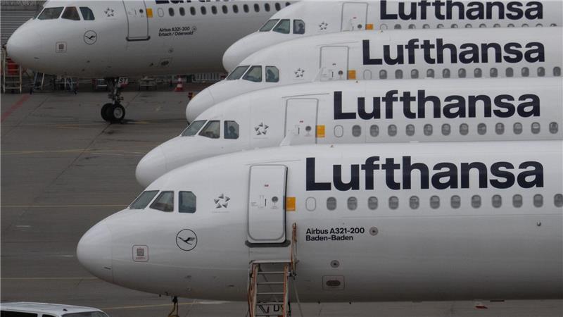 Passagiermaschinen der Lufthansa stehen auf dem Flughafen in Frankfurt.