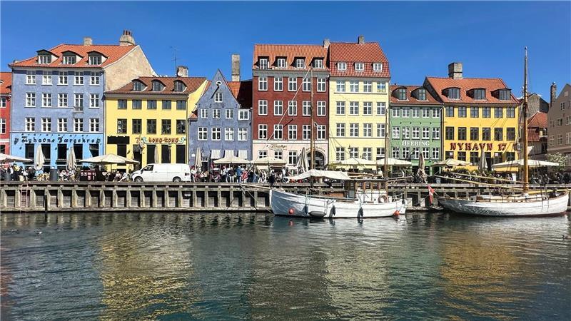 „Economist“-Ranking: Wien nicht mehr lebenswerteste Stadt Passanten am Nyhavn in Kopenhagen. (Archivbild)