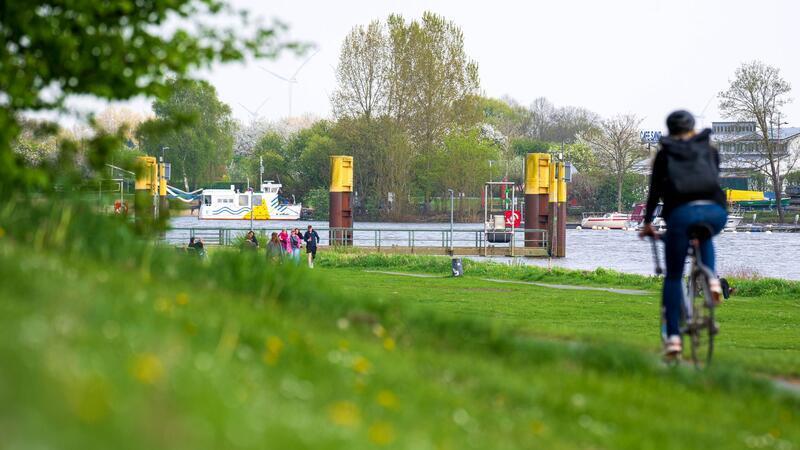 Passanten fanden eine Leiche in der Weser - in der Nähe der Sielwallfähre. (Archivbild)