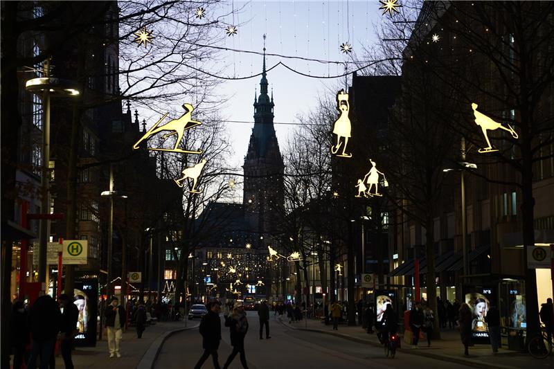 Weihnachtsgeschäft in Hamburgs City: 50 Prozent weniger Kunden Passanten gehen auf der weihnachtlich geschmückten Mönckebergstraße einkaufen. Foto: Marcus Brandt/dpa