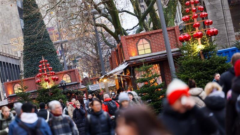 Verhaltene Erwartungen an das Weihnachtsgeschäft Passanten gehen mit ihren Einkäufen durch die Spitalerstraße in Hamburg.