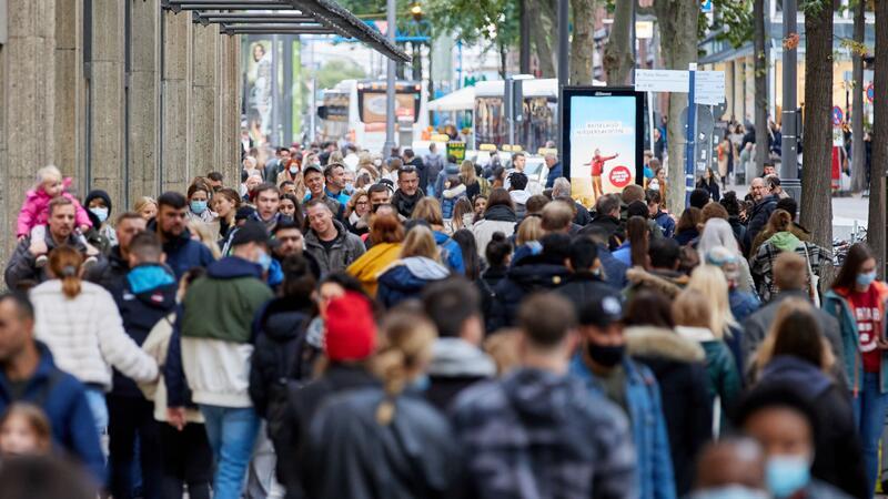 Passanten gehen über die Mönckebergstraße in Hamburg.