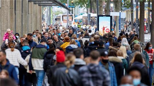 Passanten gehen über die Mönckebergstraße in Hamburg.