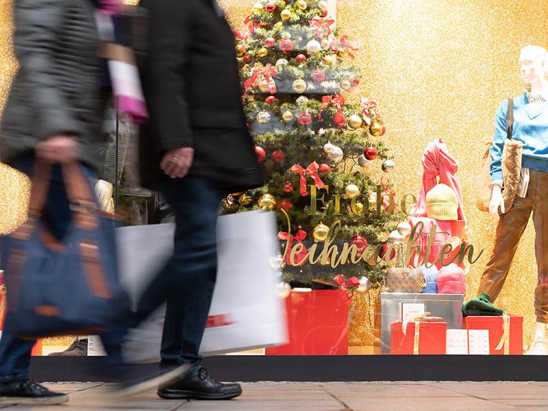 Passanten gehen vor einem weihnachtlich dekorierten Schaufenster vorbei. Das Weihnachtsgeschäft ist für den Einzelhandel weiter die wichtigste Umsatzzeit. Foto: Sebastian Kahnert/dpa-Zentralbild/dpa