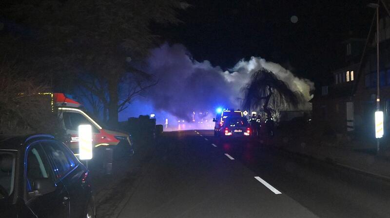 Dichter Rauch über Himmelpforten: Feuer zerstört Wohnhaus Passanten hatten das Feuer bemerkt und Feuerwehr und Polizei alarmiert.