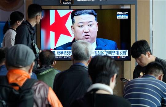 Passanten im Bahnhof von Seoul schauen einen Fernsehbeitrag über Nordkoreas Machthaber Kim Jong Un.