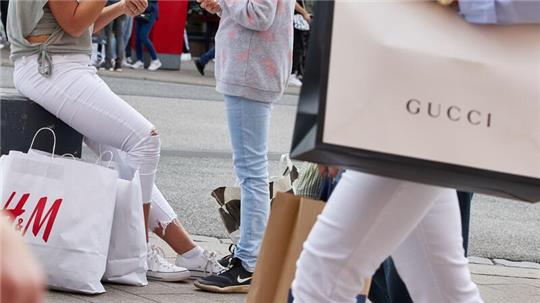 Passanten mit Einkaufstüten: „Die Erholung des Konsumklimas kommt langsam und nur sehr schleppend voran“.