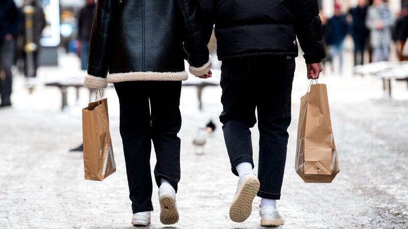 Einzelhändler vor ungewissem 2024 Passanten mit Einkaufstüten: Jeder zweite Händler rechnet damit, dass die Umsätze 2024 schlechter sein werden als im Vorjahr.