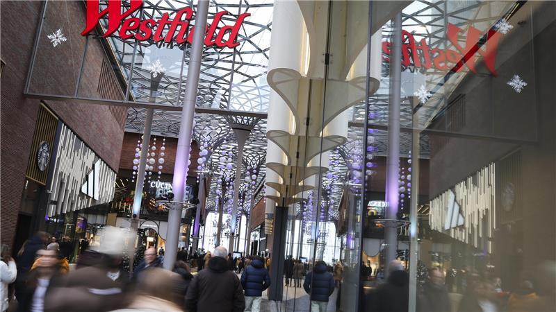 Passanten sind im Westfield Hamburg-Überseequartier in der Hafencity unterwegs. Das Einkaufszentrum wurde von Hackern angegriffen.