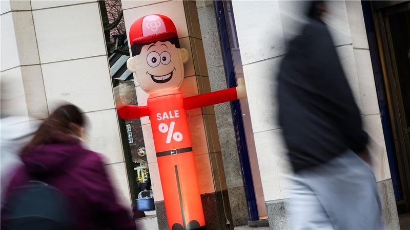 Passanten sind mit ihren Weihnachtseinkäufen auf der Mönckebergstraße in der Innenstadt unterwegs.