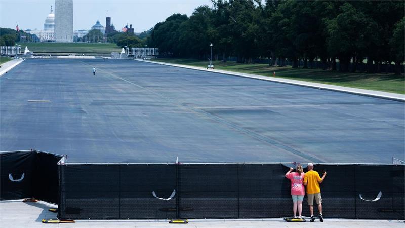 Passanten spähen in Washington über den Zaun.