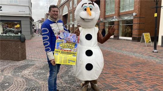 Passend zur winterlichen Jahreszeit macht Ricardo Sperling vom Circus Bravo zusammen mit Schneemann Olaf auch Werbung in der Buxtehuder Innenstadt.