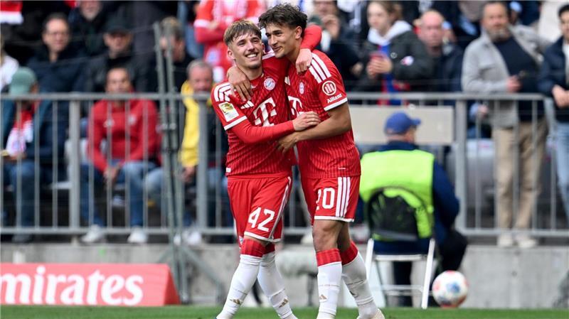 Bayern jubeln mit Meisterschale - Kane-Gala vor Pokalfinale Passgeber Lennart Karl (l) und Torschütze Tom Bischof beim gemeinsamen Jubel. Die Bayern-Youngster empfahlen sich noch mal für eine WM-Nominierung.