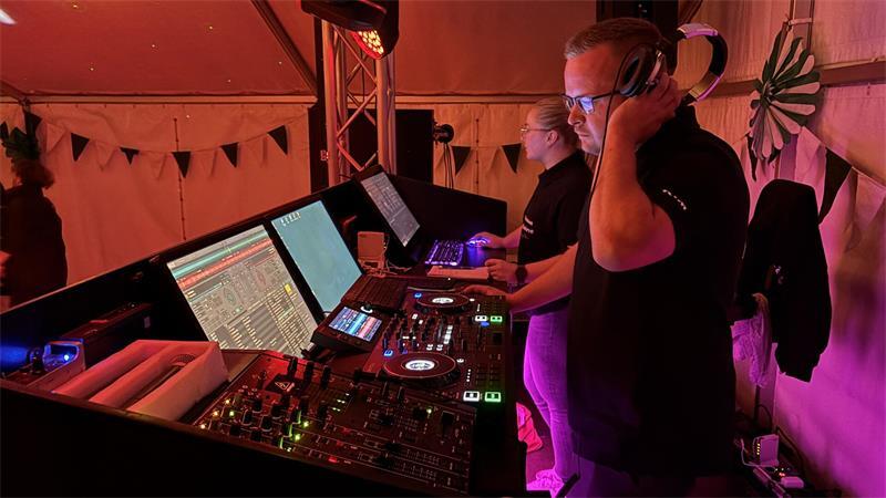 Passt der Übergang zum nächsten Song beattechnisch? Kim Kock hört noch mal nach.
