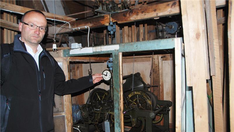 Pastor Dirk Glanert zeigt das Räderwerk der Kirchturmuhr von St. Jakobi in Bad Bederkesa.