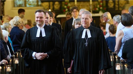 Pastor Jonas Milde (links) wurde von Regionalbischof Dr. Hans Christian Brandy ordiniert.