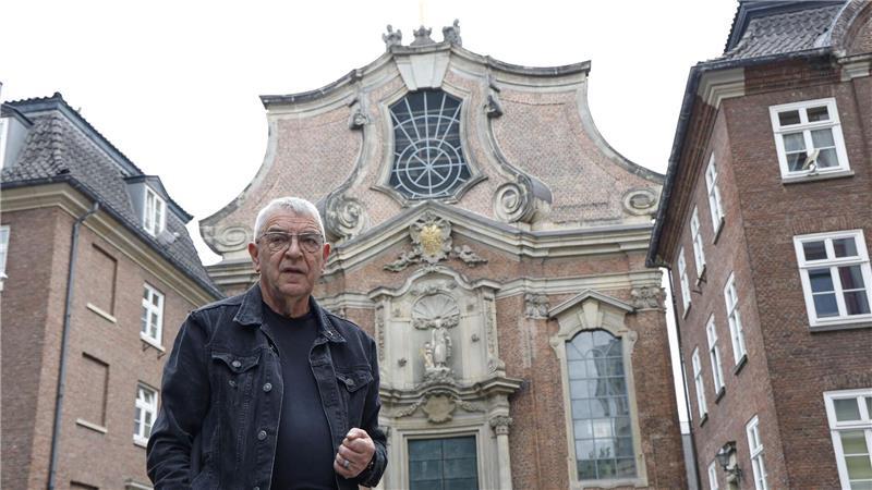 Pastor Karl Schultz vor der St. Joseph-Kirche.