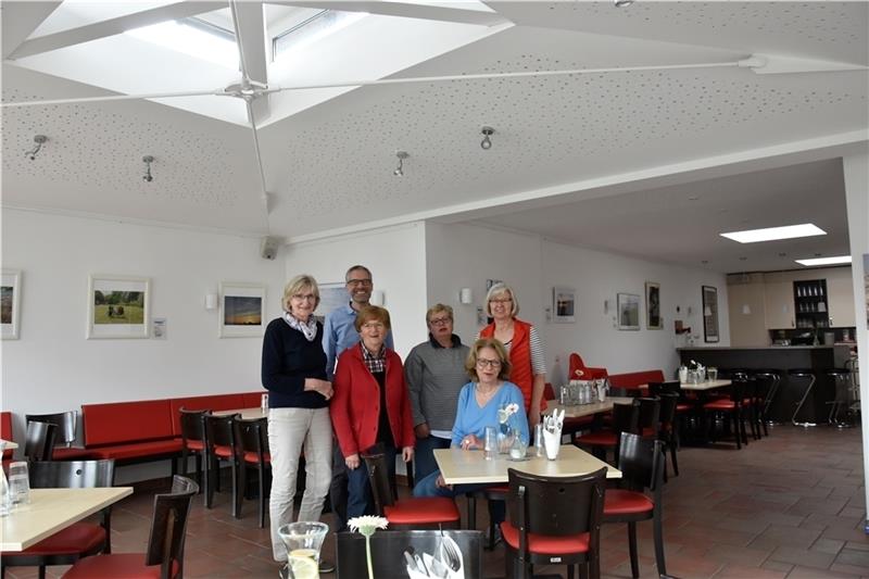 Pastor Lutz Tietje, Ingrid Rathjen, Elke Eberstein, Anja Schwofe, Gunda Heinrich-Hohl und Doris Bischof freuen sich, dass das Paulz so gut besucht wird. Foto Felsch