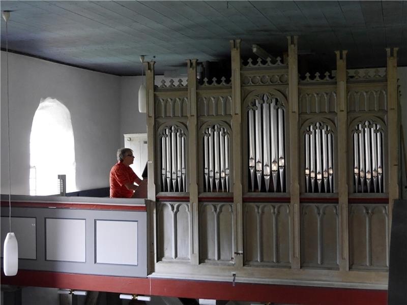 Pastor Martin Michalek ist nebenberuflich Kirchenmusiker und spielt die Röver-Orgel in St. Petri auf der Horst jetzt noch lieber. Foto: Umland