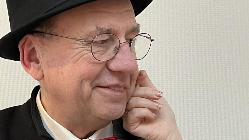„All you need is love“: Ein etwas anderer Gottesdienst im „Markus-Bistro“ Pastor Matthias Schlicht spielt den (un)glücklich verliebten Pastor Schlicht.