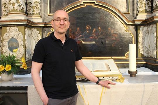 Pastor Michael Glawion am Altar der St.-Petri-Kirche. Die schönen Gottesdienste, die er dort feierte, werden ihm in Erinnerung bleiben. Foto: Frank