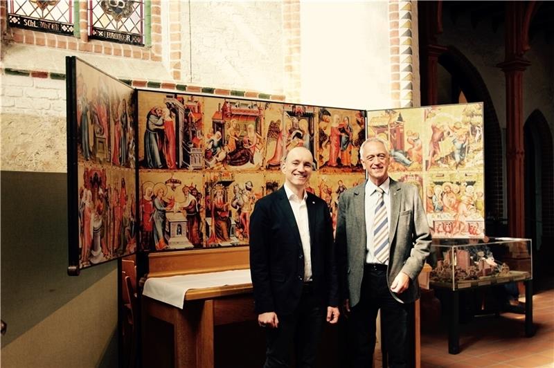 Pastor Michael Glawion und Lions-Präsident Jürgen Badur bei der Übergabe der Replik des berühmten Buxtehuder Marienaltars.