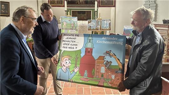 Pastor Olaf Prigge, Künstler Matthias Wenk und Heinzfrieder Dürkes (von links) bereiten die Vernissage-Andacht mit Cartoon-Ausstellung der Altländer Kirchenstiftung in Grünendeich vor.