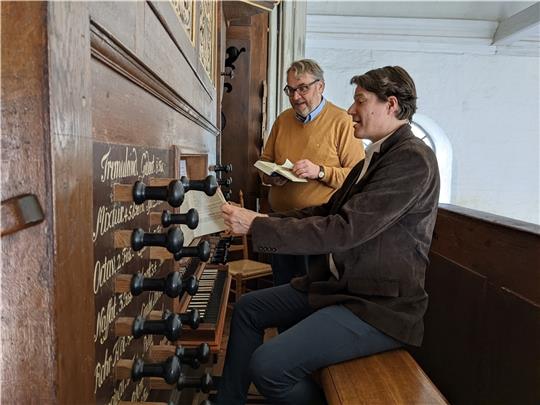 Pastor Olaf Prigge (links) und Organist Wolfgang Wissemann, beide hier an der Schnitger-Orgel, sind für Kirchenmusik in Steinkirchen zuständig. Foto: Battmer