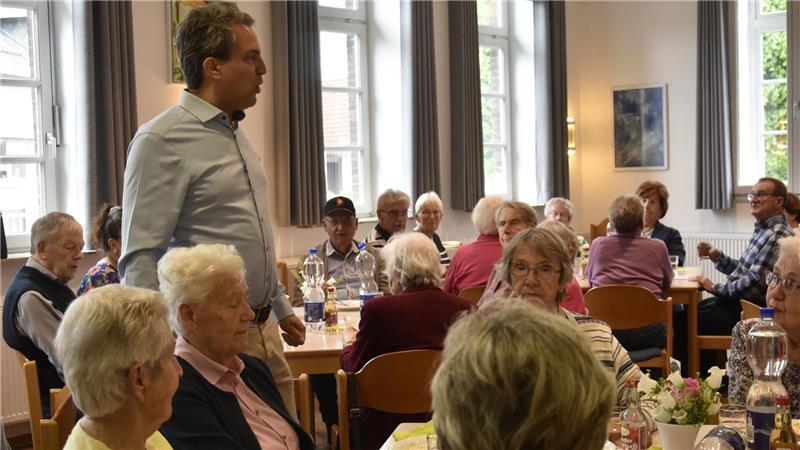 Pastor Paul Henke begrüsst die Gäste von „Keiner i(s)st allein“ im Gemeindehaus in Jork.